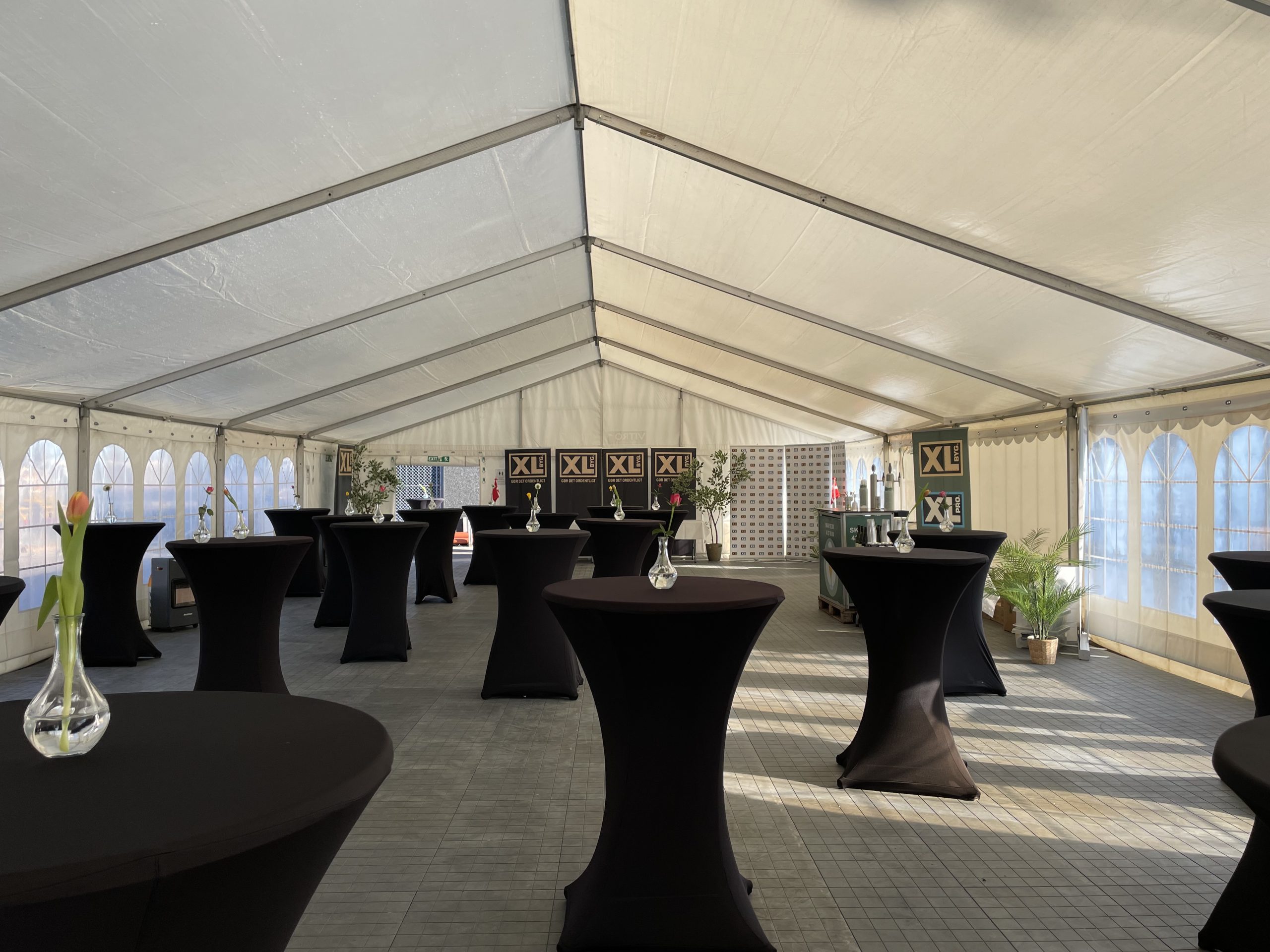 Reception Indrettet telt med højborde til firmareception