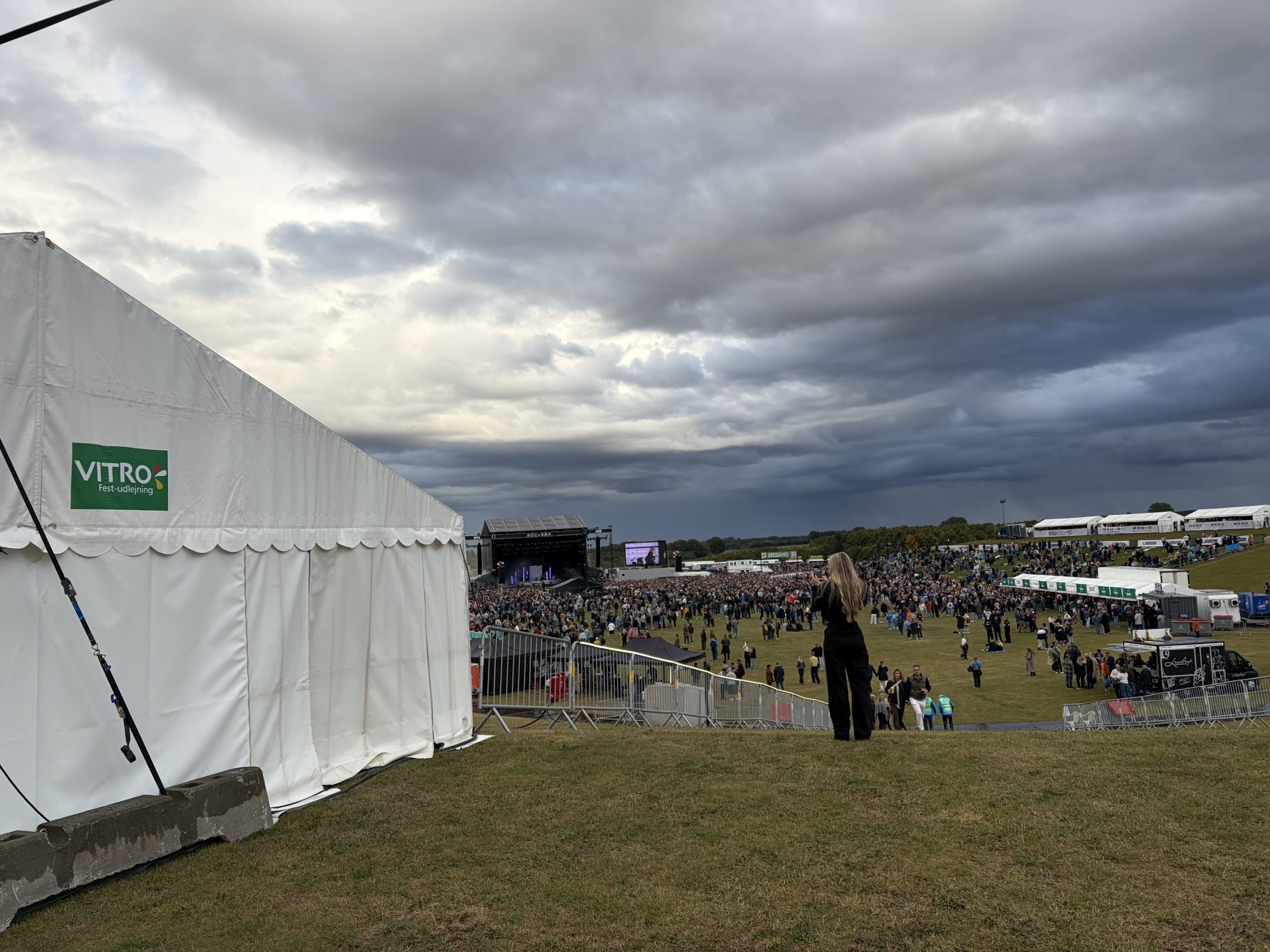 Festivaltelt og publikumsområde ved festival på Sjælland